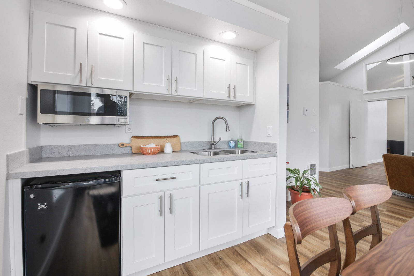 Kitchen with a mounted microwave and breakfast bar
